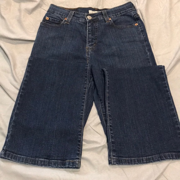EUC Levi Women’s Jean - Picture 2 of 4